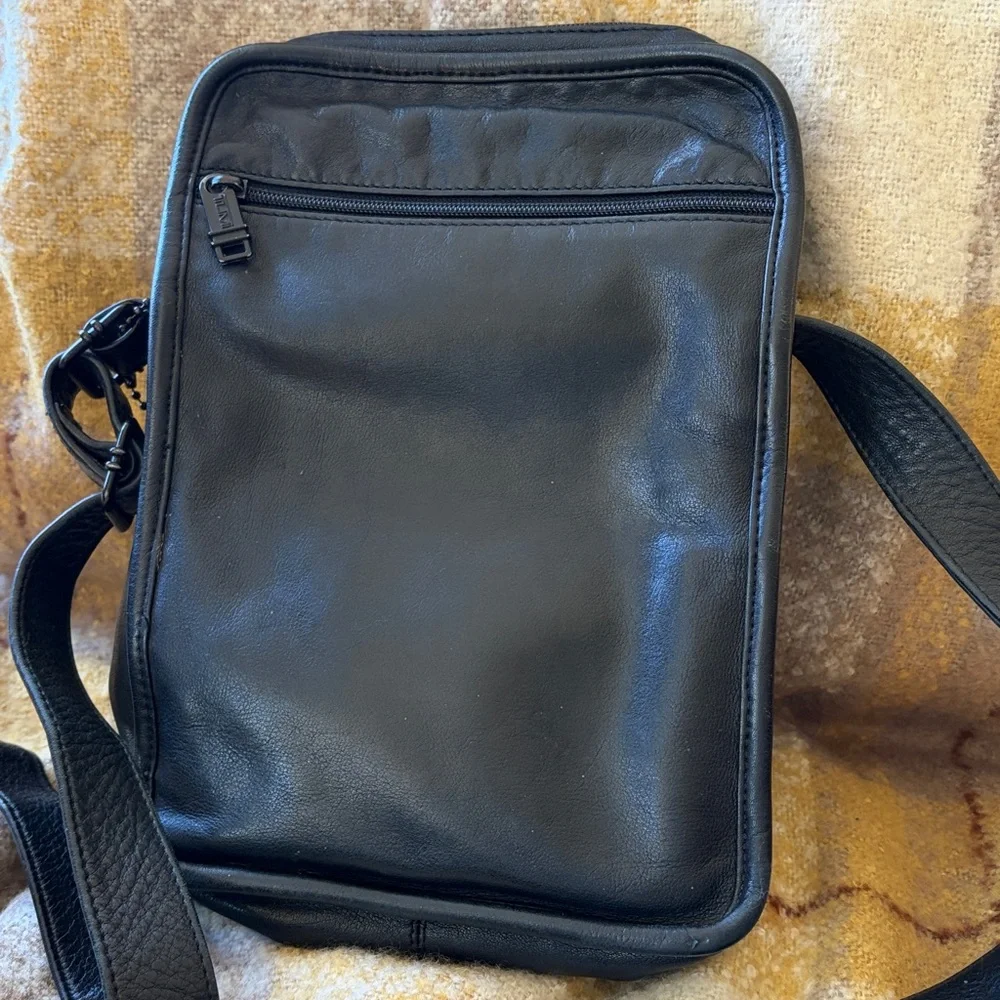 EUC TUMI Vintage UNISEX Black Leather Attractive Travel Work Crossbody